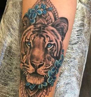 tatuaje de tigre y flores