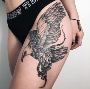 tatuaje de aguila para mujer