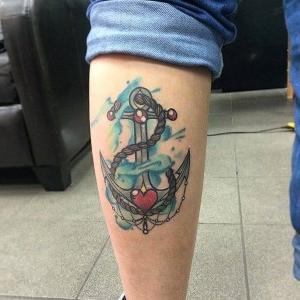 tatuaje de ancla en pierna