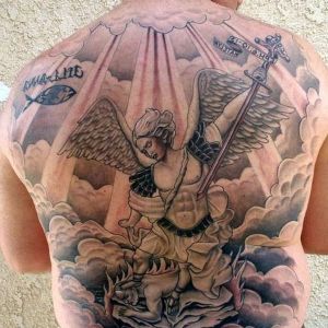 tattoo de angel en la espalda