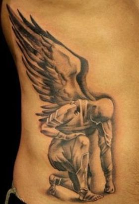 tatuaje de angel en el costado