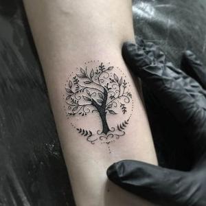 tatuaje pequeño de arbol de la vida