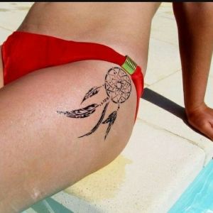 tatuaje de atrapasueños en muslo