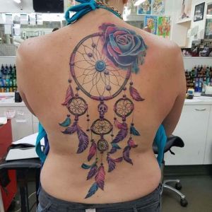 tatuajes de atrapasueños y flores