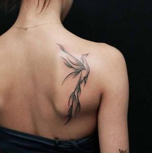 pequeño tatuaje para mujer de ave fenix