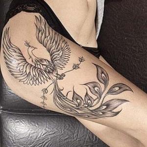 tattoo para mujer de ave fenix en la pierna