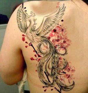 tatuaje de ave fenix con flores