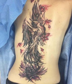 tatuaje de ave fenix en la espalda