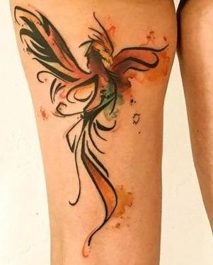 tatuaje de ave fenix en la pierna