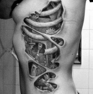 tatuaje en las costillas biomecanico