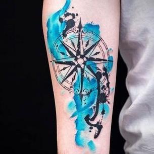 tatuajes watercolor de brujulas
