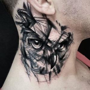 tatuaje de buho en el cuello