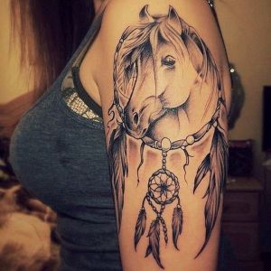 tatuaje de caballo y atrapasueño