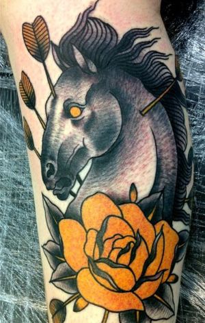 tatuaje de caballo y rosa