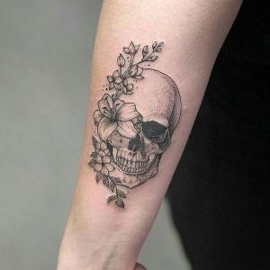tatuaje calavera en el brazo