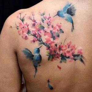 tatuaje de flores de cerezo con colibri