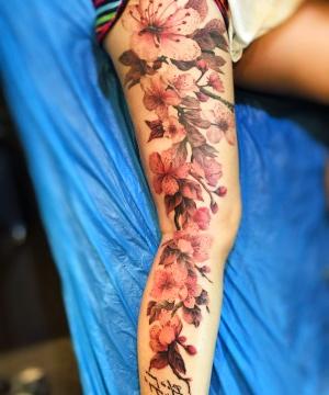 tatuaje de flores de cerezo en la pierna