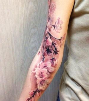 tatuajes de flores de cerezo en el brazo