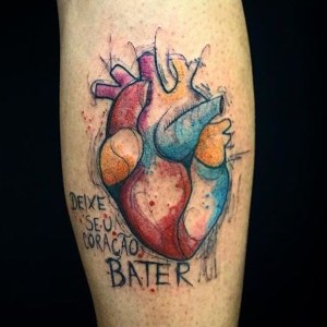 tatuaje a color de corazon acuarela