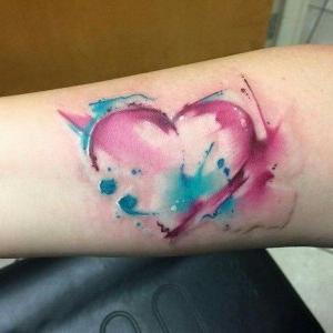 tatuaje corazon acuarela