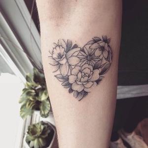 tatuaje corazon flores