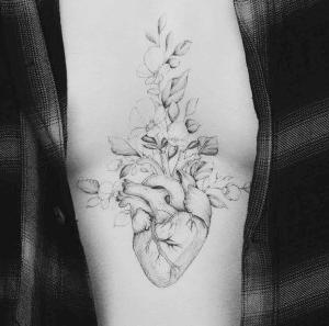 tatuaje corazon pecho