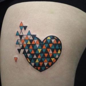 tatuaje para mujer de corazon de colores