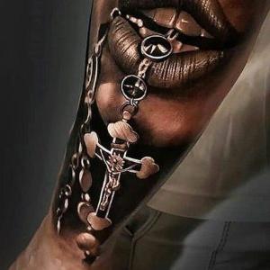 tattoo de cruz realista