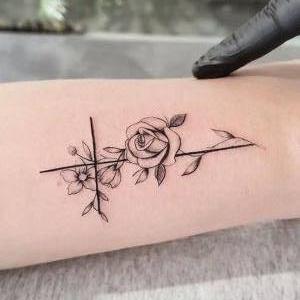 tatuaje de cruz con flores