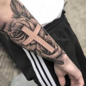 tatuaje de cruz con rosas