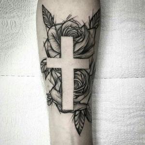 tatuaje de cruz con rosas bosquejo