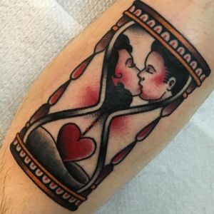 tatuaje de amor reloj de arena