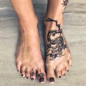 tatuaje de dragon en le pie