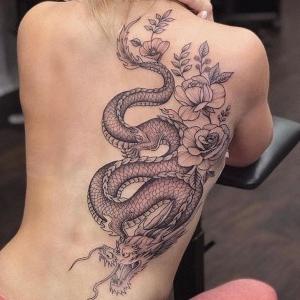 tatuaje de dragon y flores