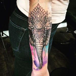 tatuaje de elefatne en antebrazo
