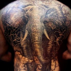 tatuaje elefante espalda
