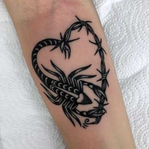 tatuaje de escorpion negro