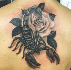 tatuaje realista de escorpion
