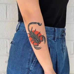 tatuajes de escorpion en el brazo