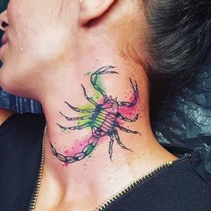 tatuajes de escorpion en el cuello
