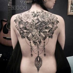 tatuaje en la espalda femenino