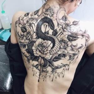 tatuaje en la espalda para mujer