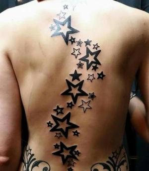tatu de estrellas en la espalda