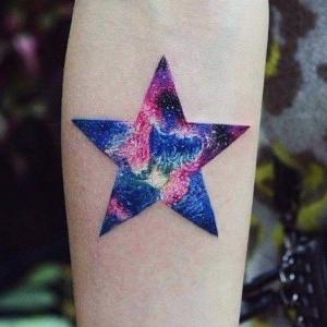 tatuaje de estrella y galaxia