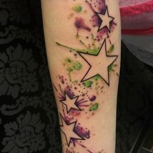 tatuaje watercolor de estrellas