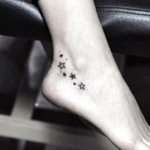 tatuajes de estrellas en el tobillo