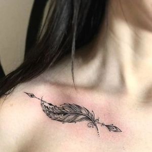 tatuaje de flecha y pluma