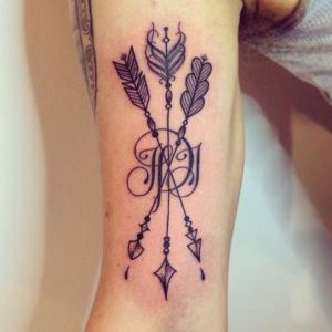 tatuaje de tres flechas