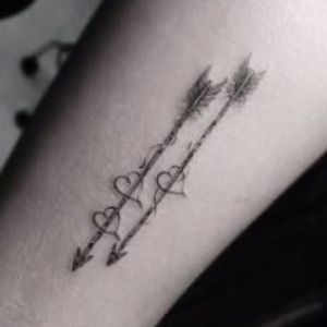tatuaje flecha y corazones