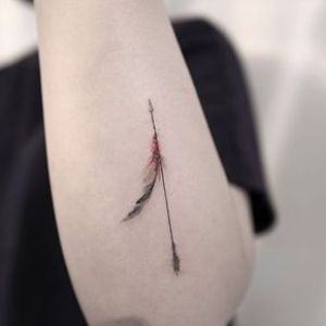 tatuaje minimalista de flecha
